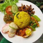 Sensasi Kuning Cerah Di Pinggir Jalan Menguak Kelezatan Pengalaman Menikmati Nasi Kuning Ala Kaki Lima